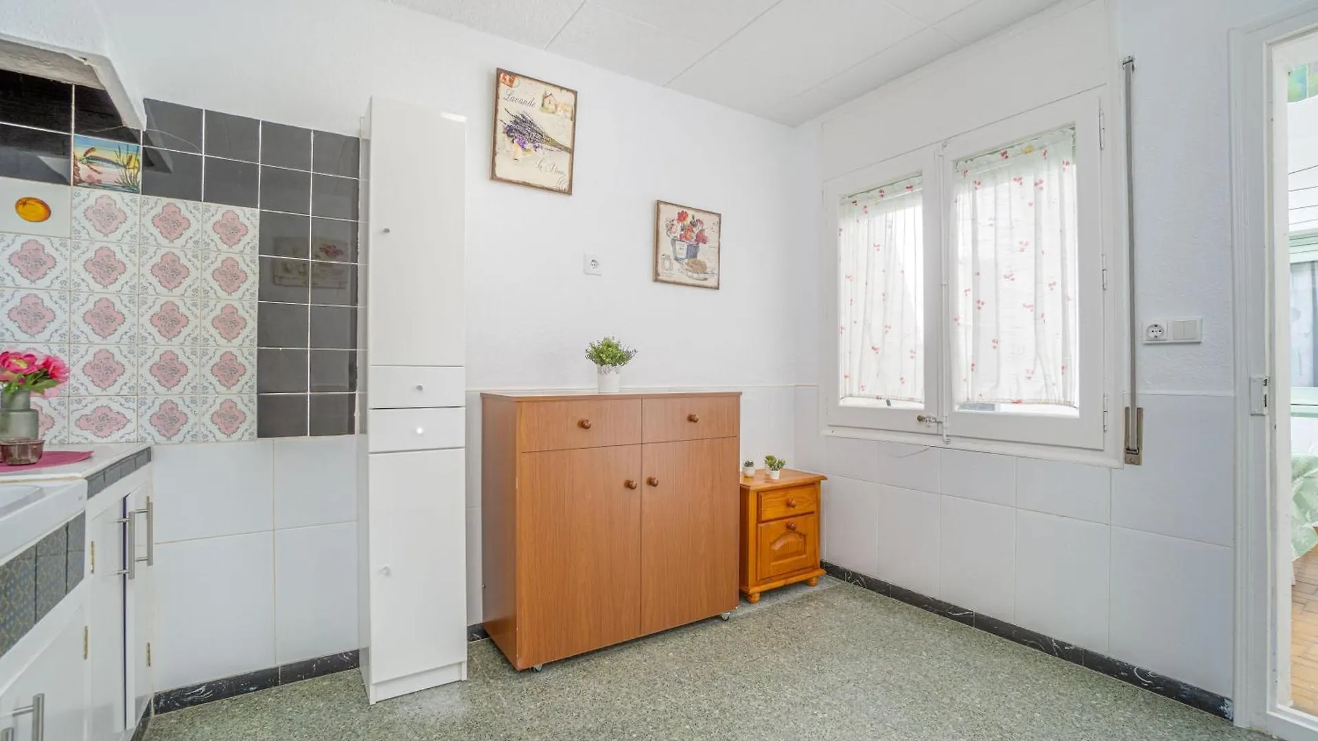 روساس Basic Comfort Apartment Poeta Marquina Pb 2026