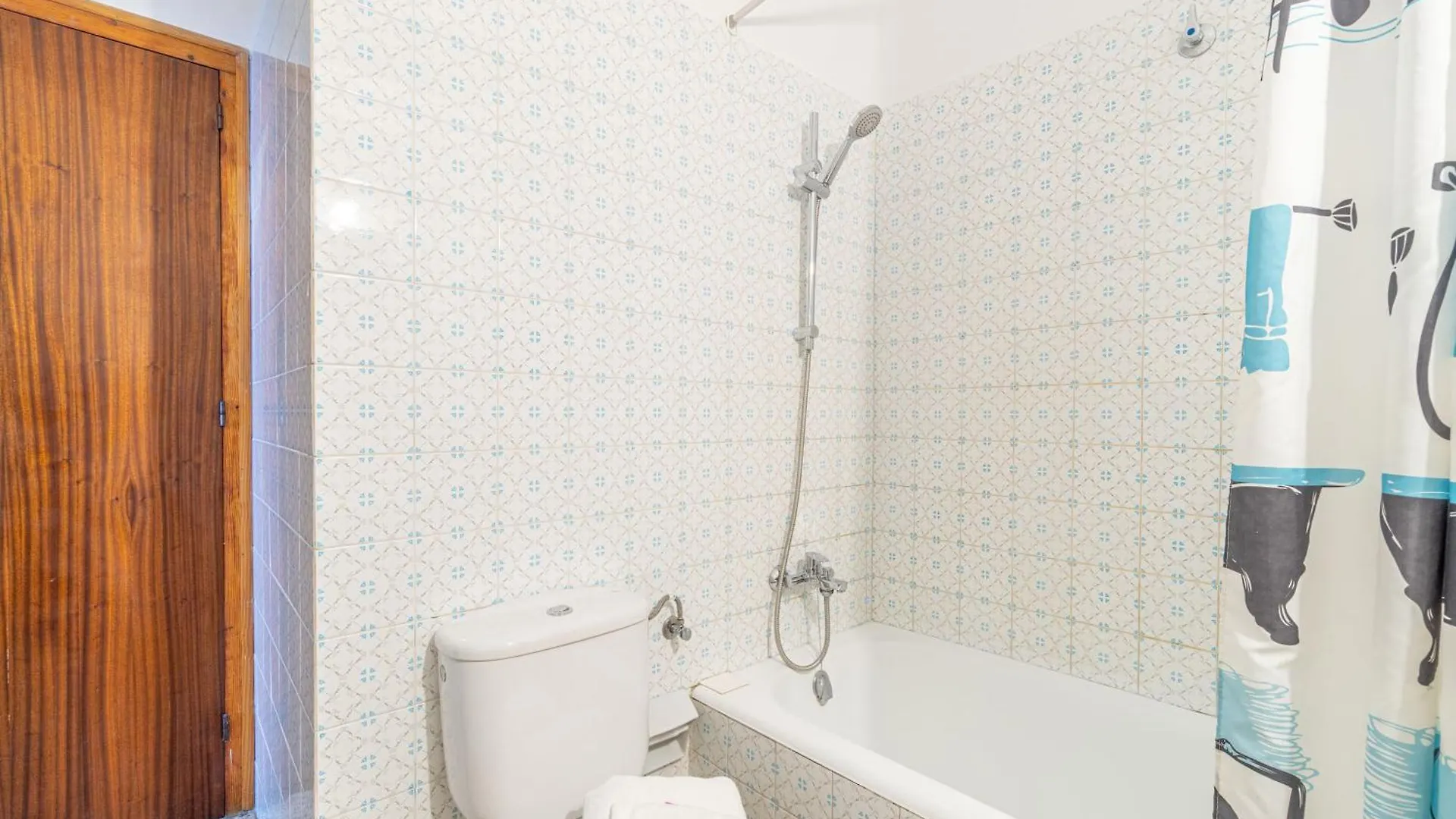 روساس Basic Comfort Apartment Poeta Marquina Pb 2026