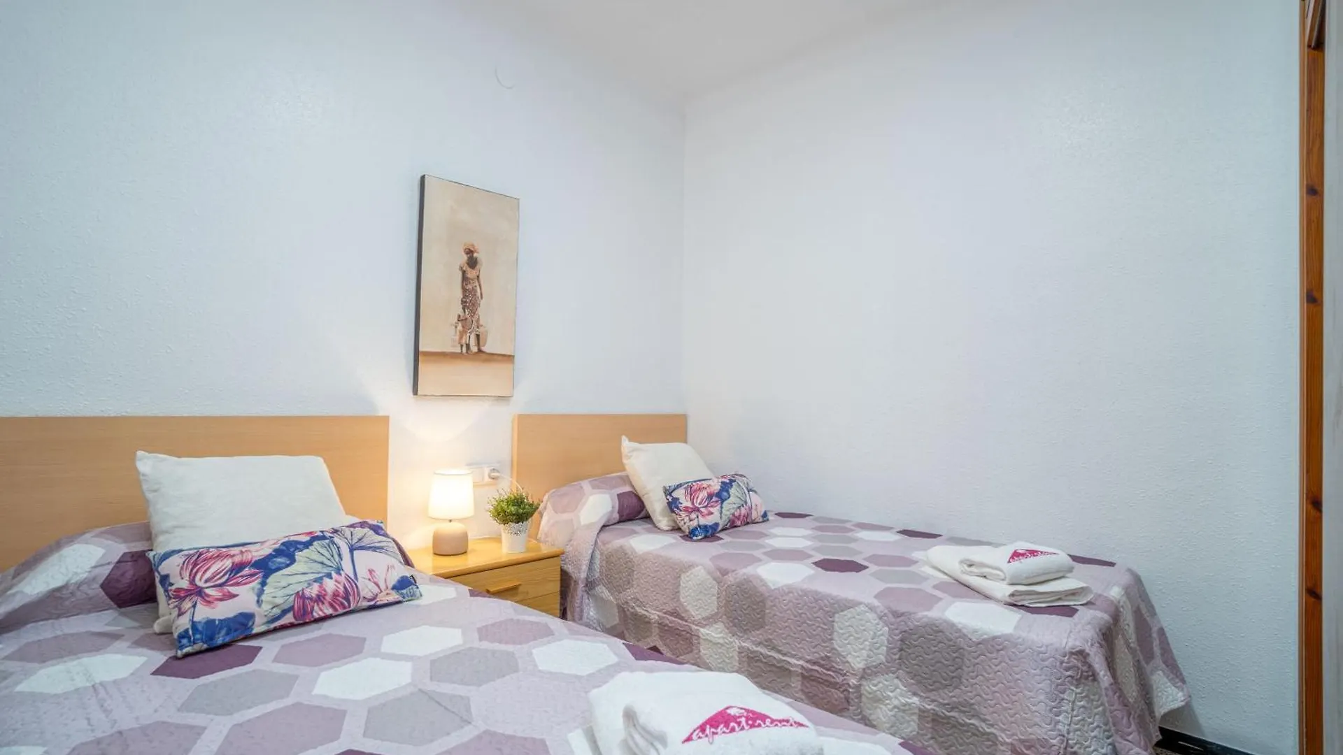روساس Basic Comfort Apartment Poeta Marquina Pb 2026