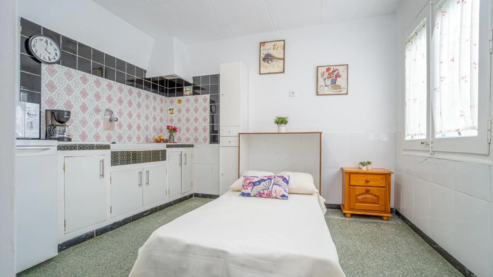 روساس Basic Comfort Apartment Poeta Marquina Pb 2026