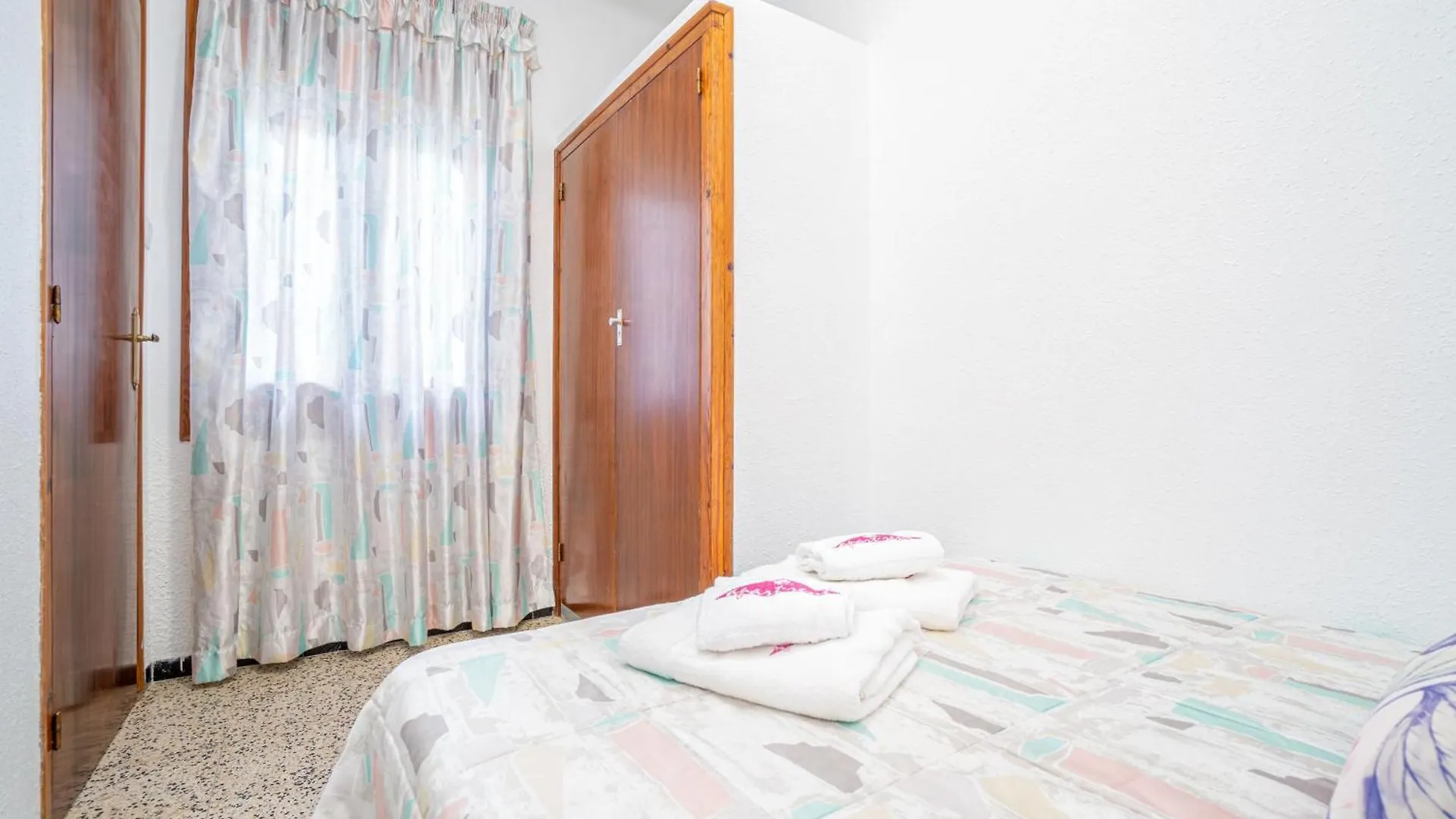 روساس Basic Comfort Apartment Poeta Marquina Pb 2026