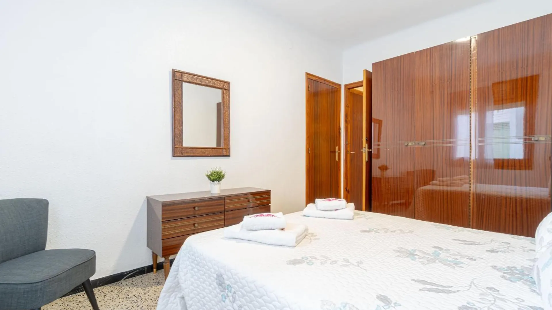 روساس Basic Comfort Apartment Poeta Marquina Pb 2026