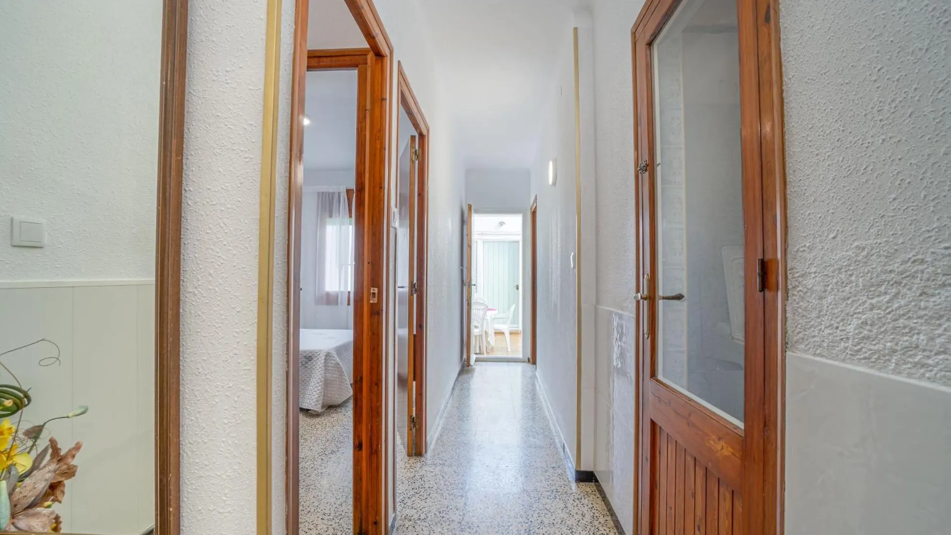 روساس Basic Comfort Apartment Poeta Marquina Pb 2026
